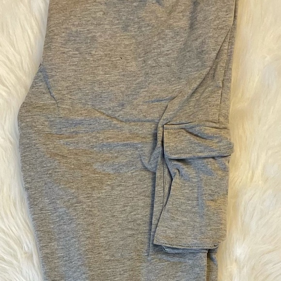 GREY FITTED PLUS SIZE CARGO JOGGER SWEATPANTS - Picture 8 of 11